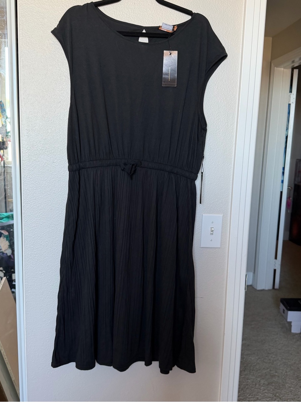 BCBGMaxAzria Black Cap-Sleeve Pleated Midi Dress